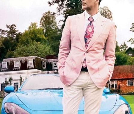 Akshay likes to keep is short like Christiano Ronaldo. Akshay likes to keep is short like Christiano Ronaldo.